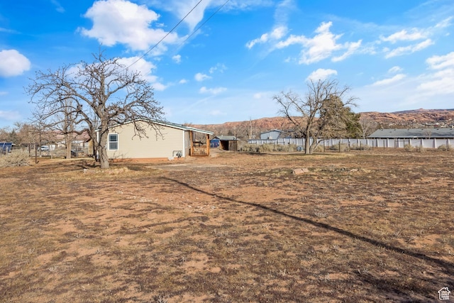 view of yard featuring a mountain view