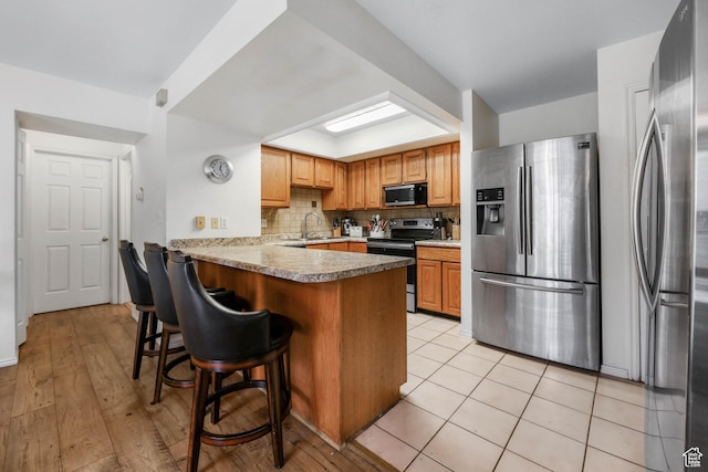 3565 E Summer Estates Cir, Cottonwood Heights, UT 84121 - kitchen with sink, stainless steel appliances, tasteful backsplash, kitchen peninsula, and a breakfast bar area