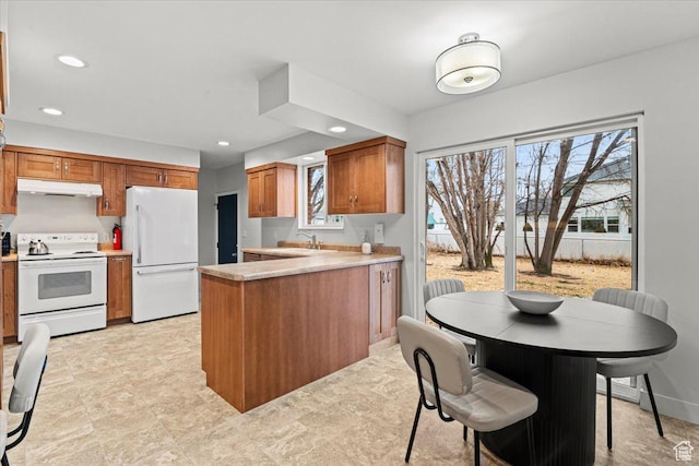 2660 W 10950 S, South Jordan, UT 84095 - kitchen with kitchen peninsula, a kitchen breakfast bar, white appliances, and sink