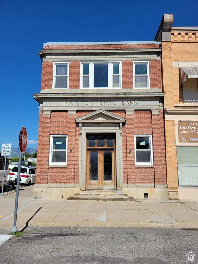 view of front facade