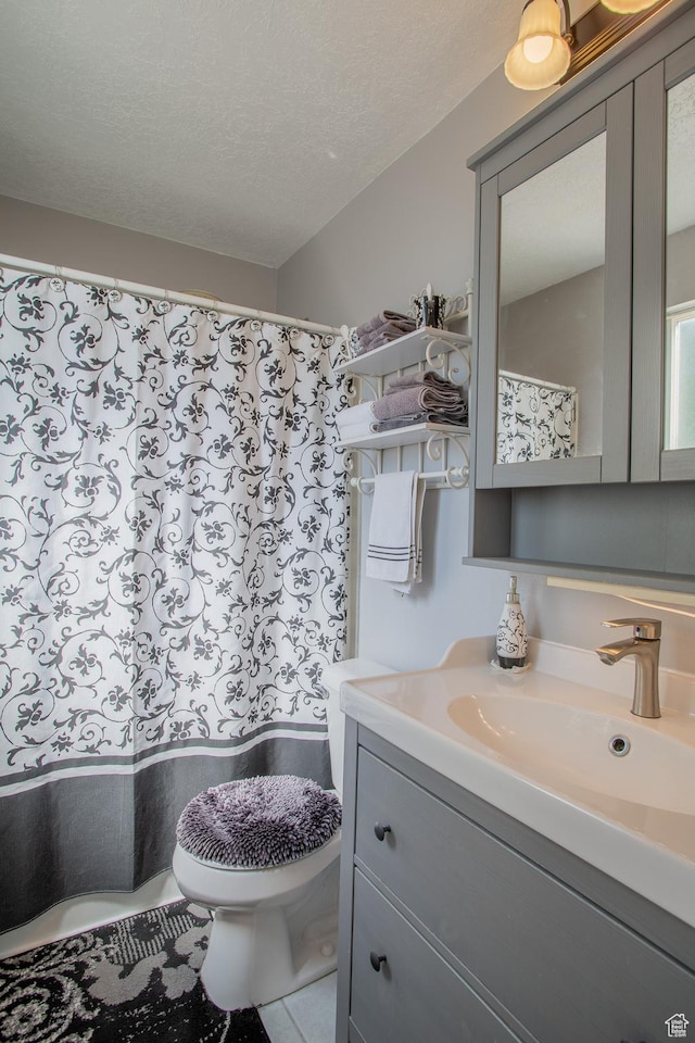 full bath with vanity, a shower with curtain, toilet, and a textured ceiling