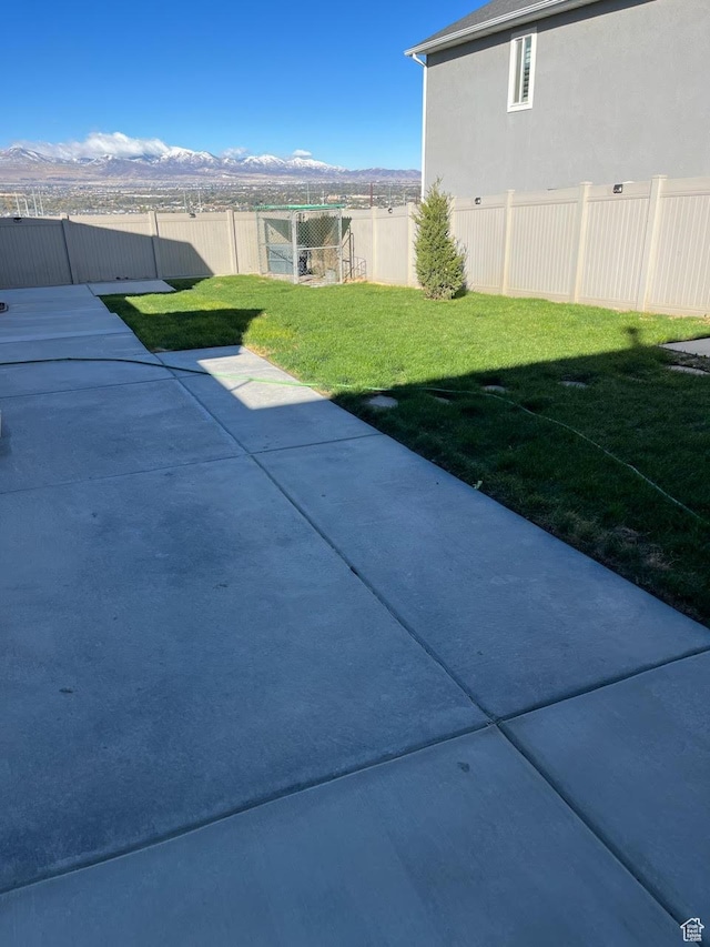 view of yard with a mountain view