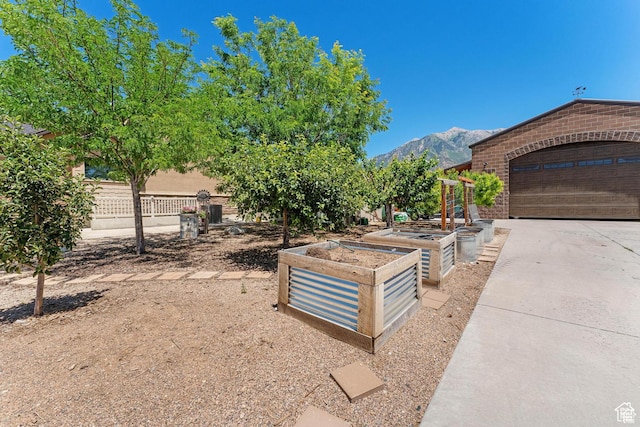 view of yard featuring a mountain view and a garage