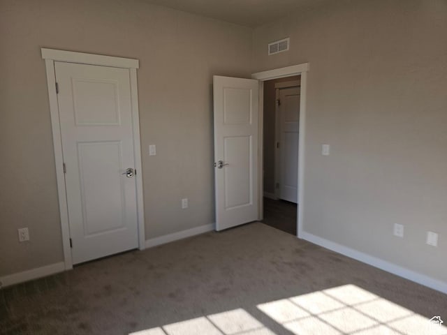 unfurnished bedroom featuring carpet flooring