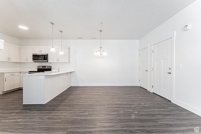 13714 S Hanley Ln Unit Hh204, Riverton, UT 84096 - kitchen with appliances with stainless steel finishes, a peninsula, a chandelier, light countertops, and a sink
