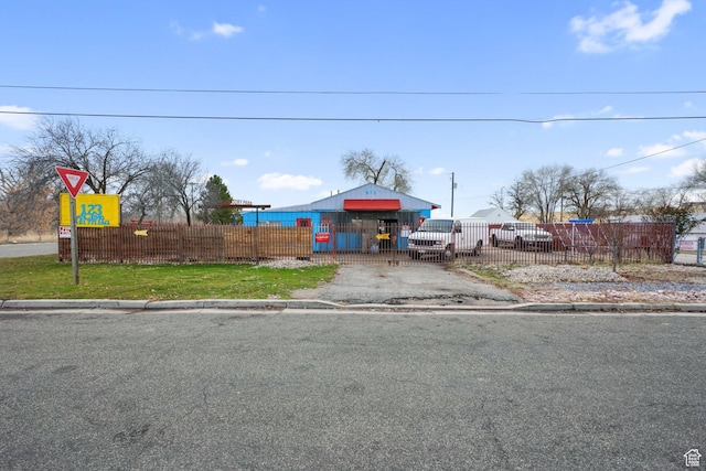 view of front facade with a front yard