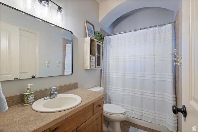 bathroom with vanity, a shower with shower curtain, and toilet