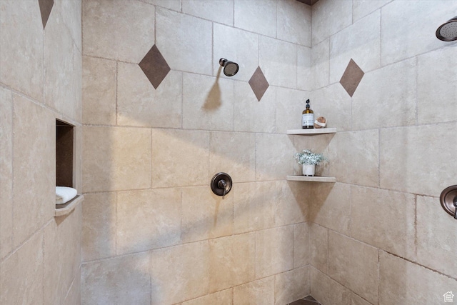 bathroom featuring a tile shower