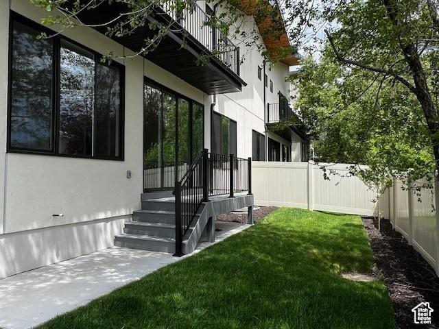 view of side of property featuring a yard