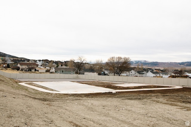 view of yard featuring a mountain view