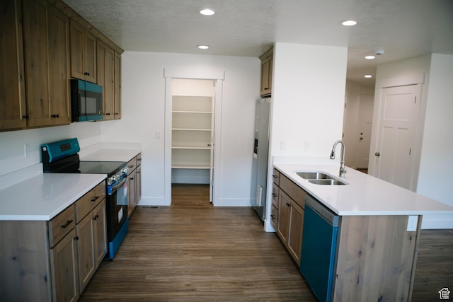 kitchen with dark wood-type flooring, black appliances, sink, a textured ceiling, and kitchen peninsula