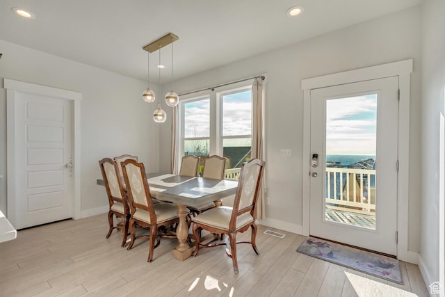dining space featuring recessed lighting, baseboards, visible vents, and light wood-style floors
