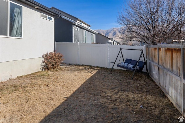 view of yard with a mountain view