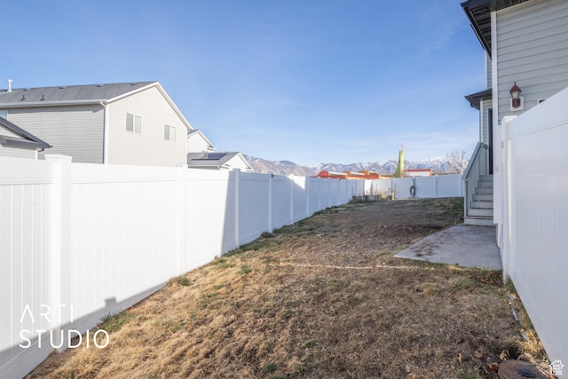 view of yard featuring a mountain view