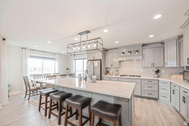 638 E Canyon Rim Rd N, Smithfield, UT 84335 - kitchen featuring appliances with stainless steel finishes, a kitchen island with sink, and a breakfast bar area