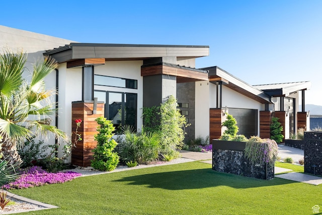 modern home featuring a front lawn