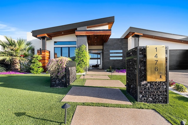 view of front of property featuring a front lawn