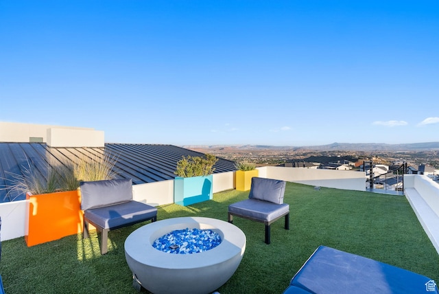 view of yard featuring a fire pit