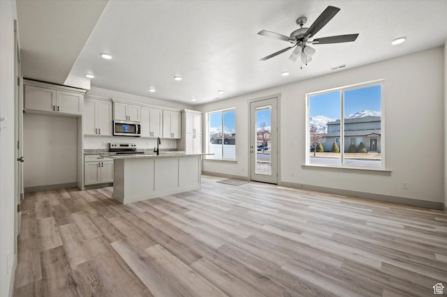 639 S 85 E Unit 28, Smithfield, UT 84335 - kitchen with visible vents, a sink, stainless steel appliances, light wood-style floors, and baseboards