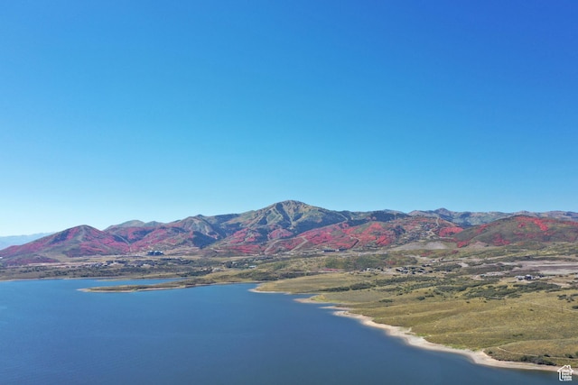 water view with a mountain view