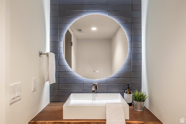 bathroom featuring sink