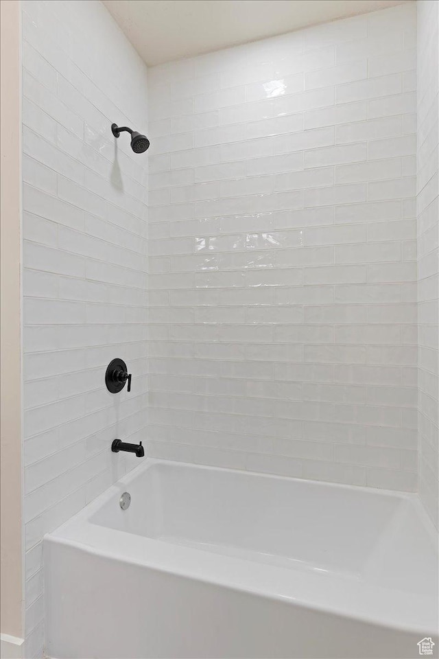 bathroom featuring tiled shower / bath