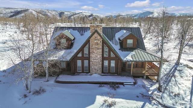 view of front of house featuring a mountain view