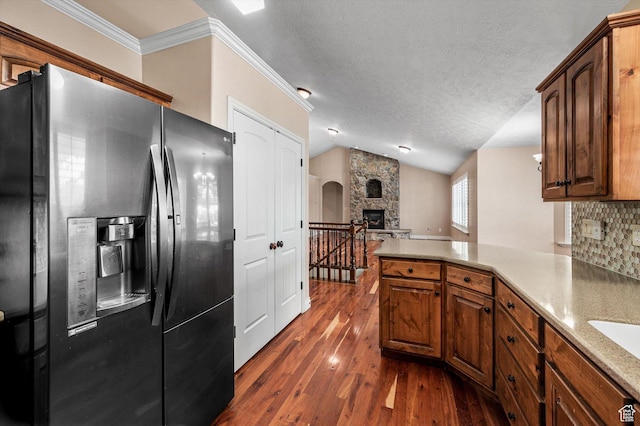 4876 S 1525 E, Ogden, UT 84403 - kitchen featuring dark wood finished floors, a peninsula, lofted ceiling, refrigerator with ice dispenser, and open floor plan