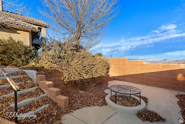 view of yard featuring a patio