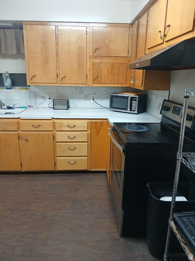 237 N 500 W, Vernal, UT 84078 - kitchen featuring stainless steel appliances, under cabinet range hood, light countertops, and dark wood finished floors