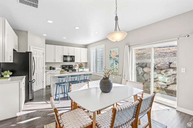 dining space with visible vents, recessed lighting, light wood-style flooring, and baseboards