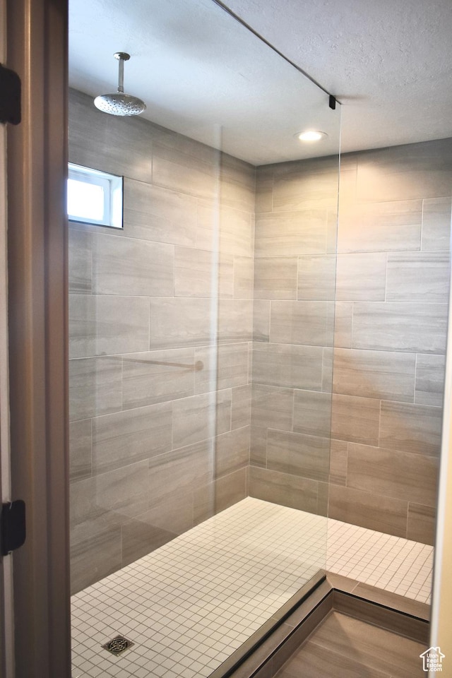 bathroom featuring a tile shower