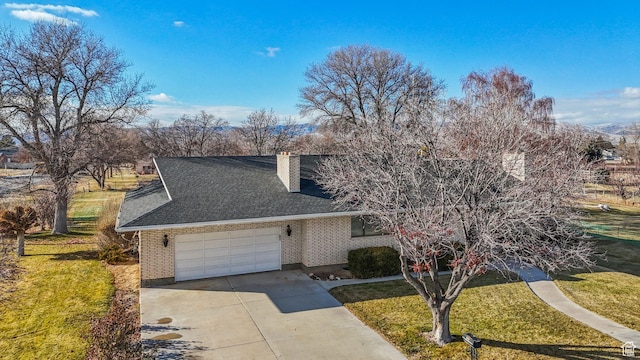 view of front of property featuring a front lawn and a garage