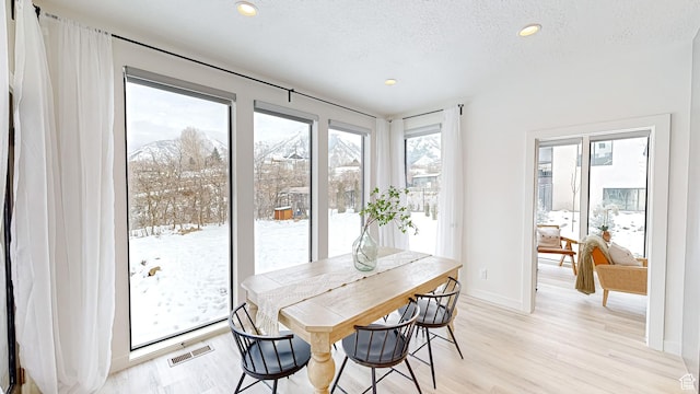 1244 N Washougal, Elk Ridge, UT 84651 - dining area featuring light wood-style flooring, a textured ceiling, baseboards, and recessed lighting