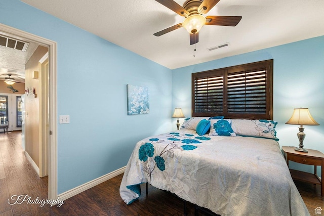 1050 W Red Hills Pkwy Unit 2, Washington, UT 84780 - bedroom featuring ceiling fan, a textured ceiling, and dark hardwood / wood-style floors