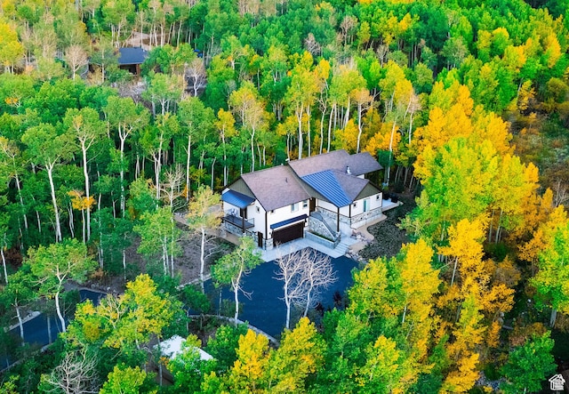 bird's eye view featuring a wooded view