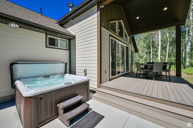 10694 E Cottonwood Ln Unit 539, Heber City, UT 84032 - wooden terrace featuring outdoor dining area and a hot tub
