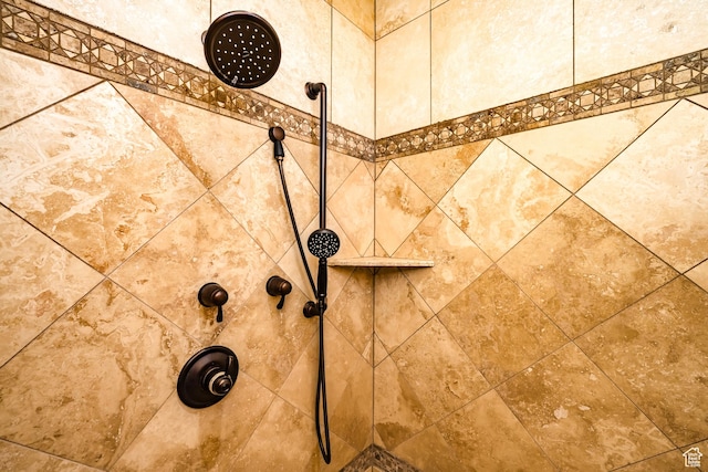 room details featuring a tile shower