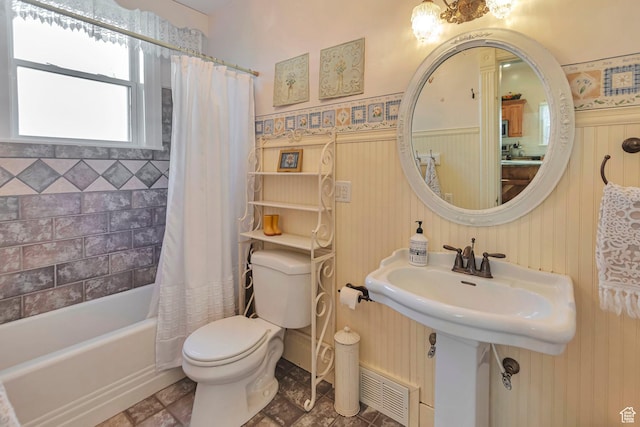 320 S 800 W, Lewiston, UT 84320 - bathroom featuring shower / tub combo with curtain, visible vents, toilet, and wainscoting
