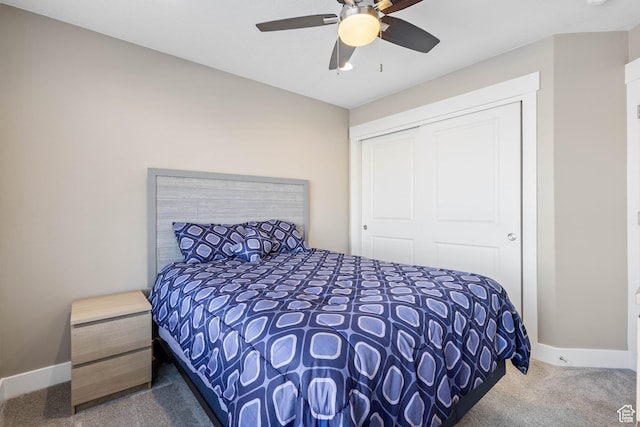 bedroom featuring baseboards, a ceiling fan, carpet flooring, and a closet