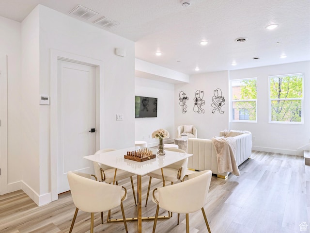 dining room with baseboards, visible vents, recessed lighting, and light wood-style floors