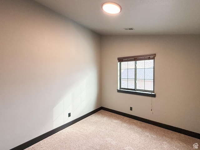 unfurnished room featuring carpet, visible vents, and baseboards