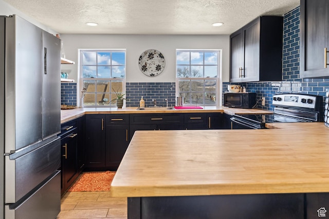87 N 100 W, Marysvale, UT 84750 - kitchen with backsplash, appliances with stainless steel finishes, sink, and light hardwood / wood-style flooring