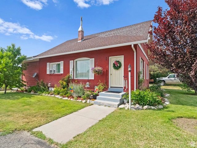 view of front facade featuring a front lawn