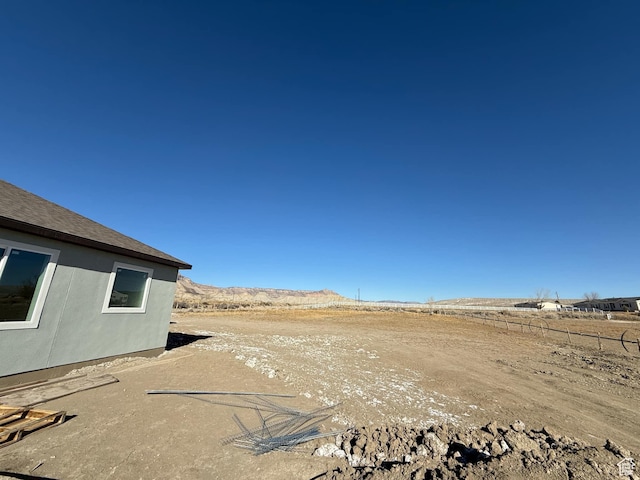view of yard featuring a mountain view