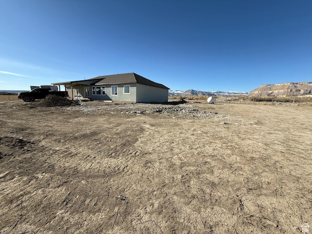 view of yard featuring a mountain view