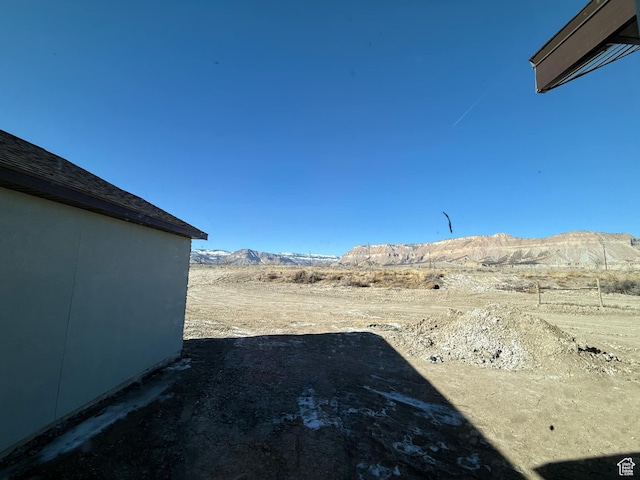 view of yard with a mountain view