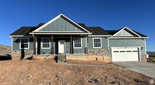 craftsman house featuring a garage