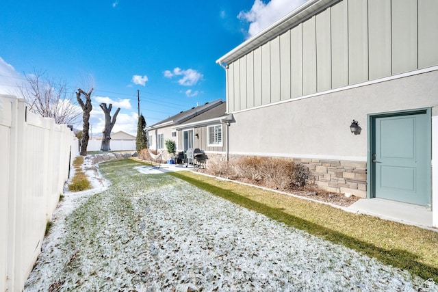 view of yard featuring a patio