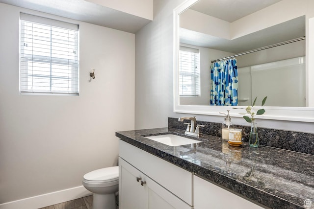 full bathroom with baseboards, toilet, wood finished floors, curtained shower, and vanity